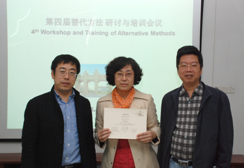 为学员颁发培训证书