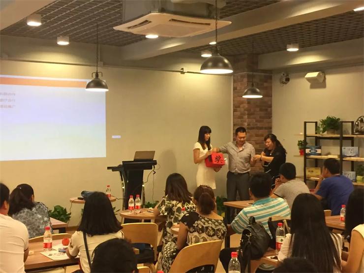 礼品是由烟台元素食品有限公司友情提供的【珈佰利】玛咖片和诺丽果浆酵素片