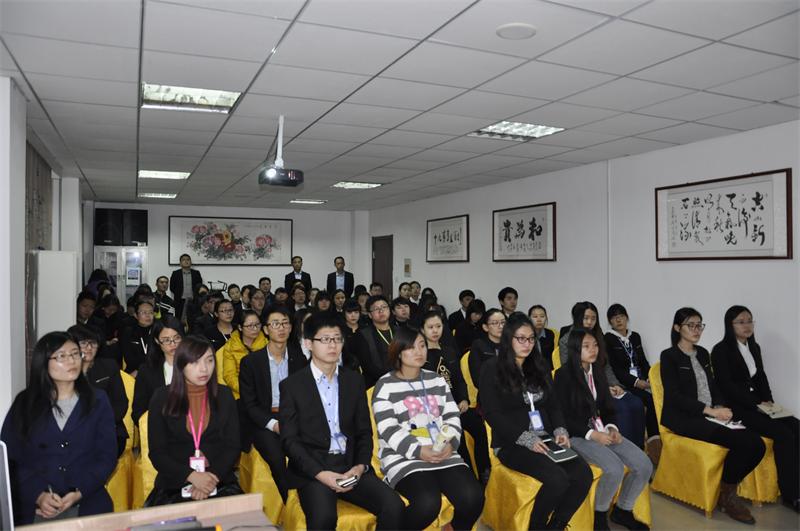 员工们都在用心聆听