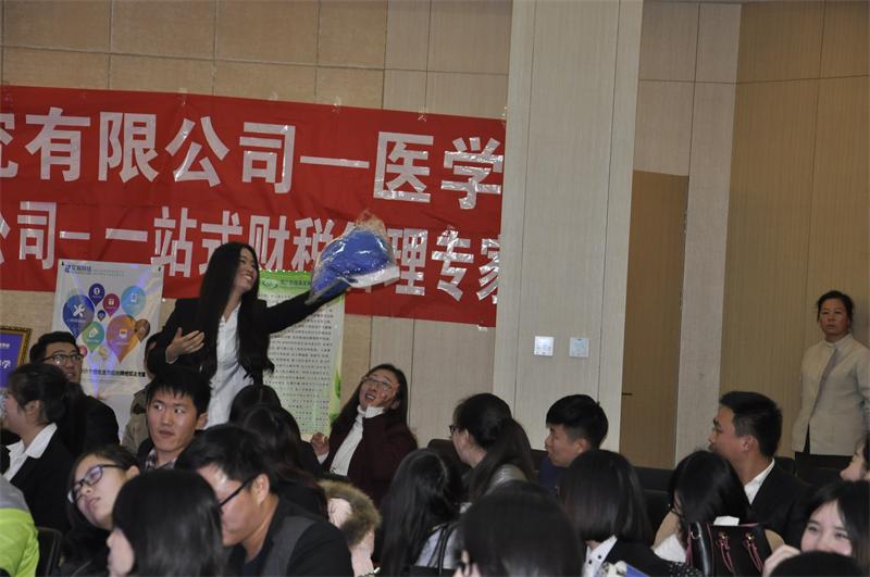 同事们参与有奖问答 其乐融融