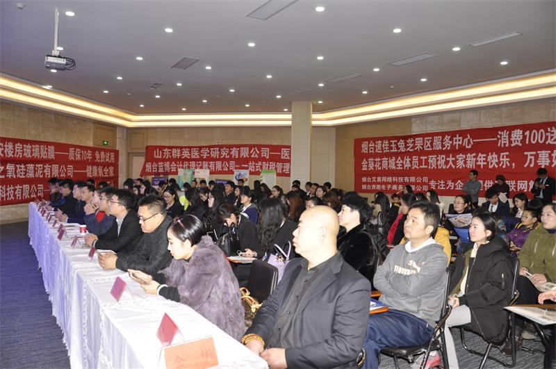 领导和同事们欢聚一堂